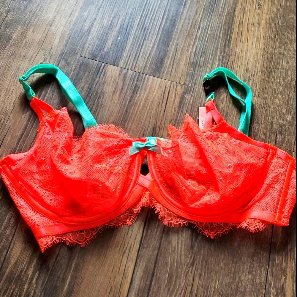 36 D Victoria's Secret bra